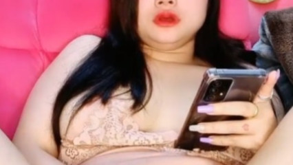 Em Linh vừa xem sex vừa địt nhau trên livestream